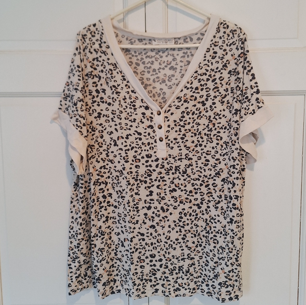 Koolaburra by Ugg leopard print short sleeved top